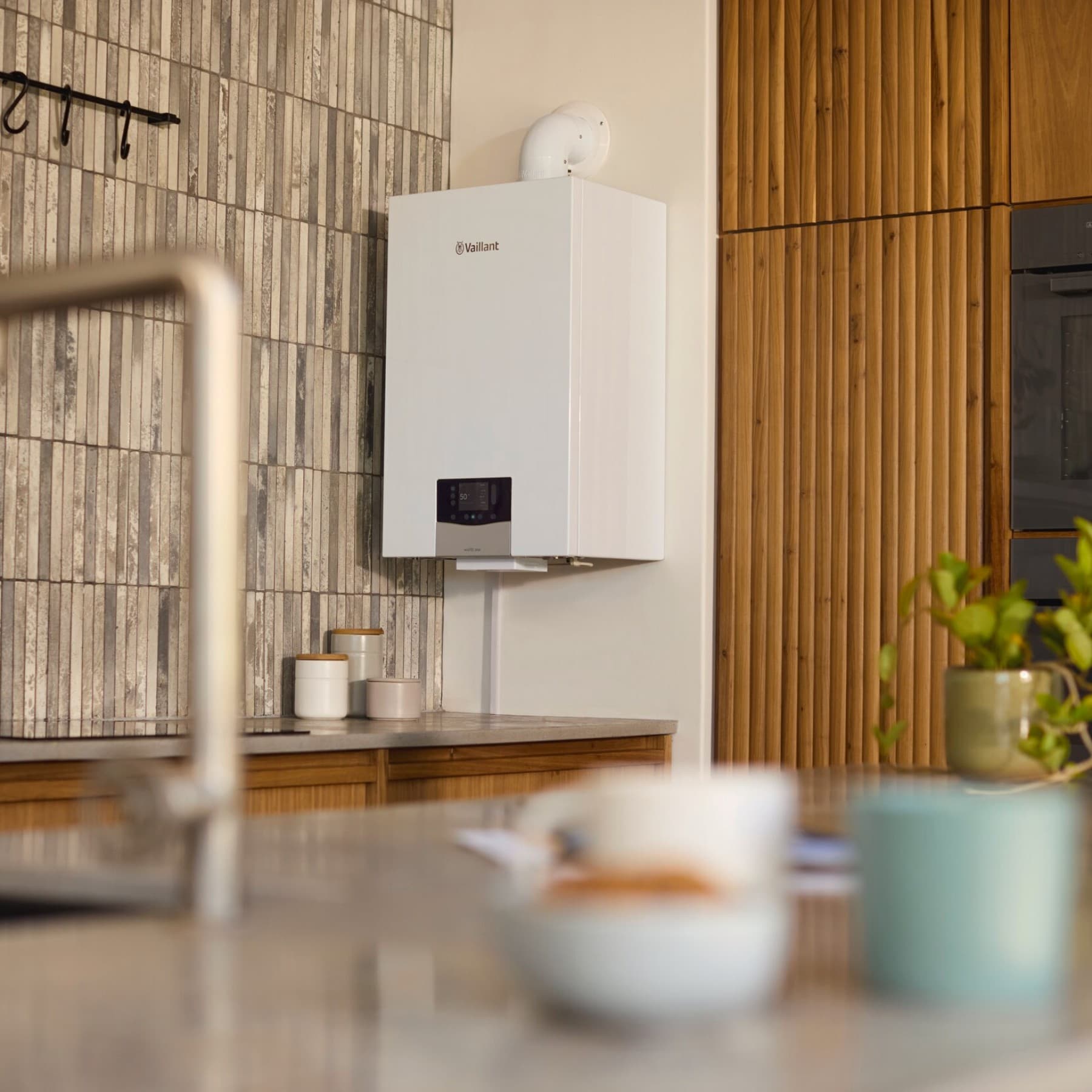 Vaillant Gas-Brennwertgerät hängt an der Wand