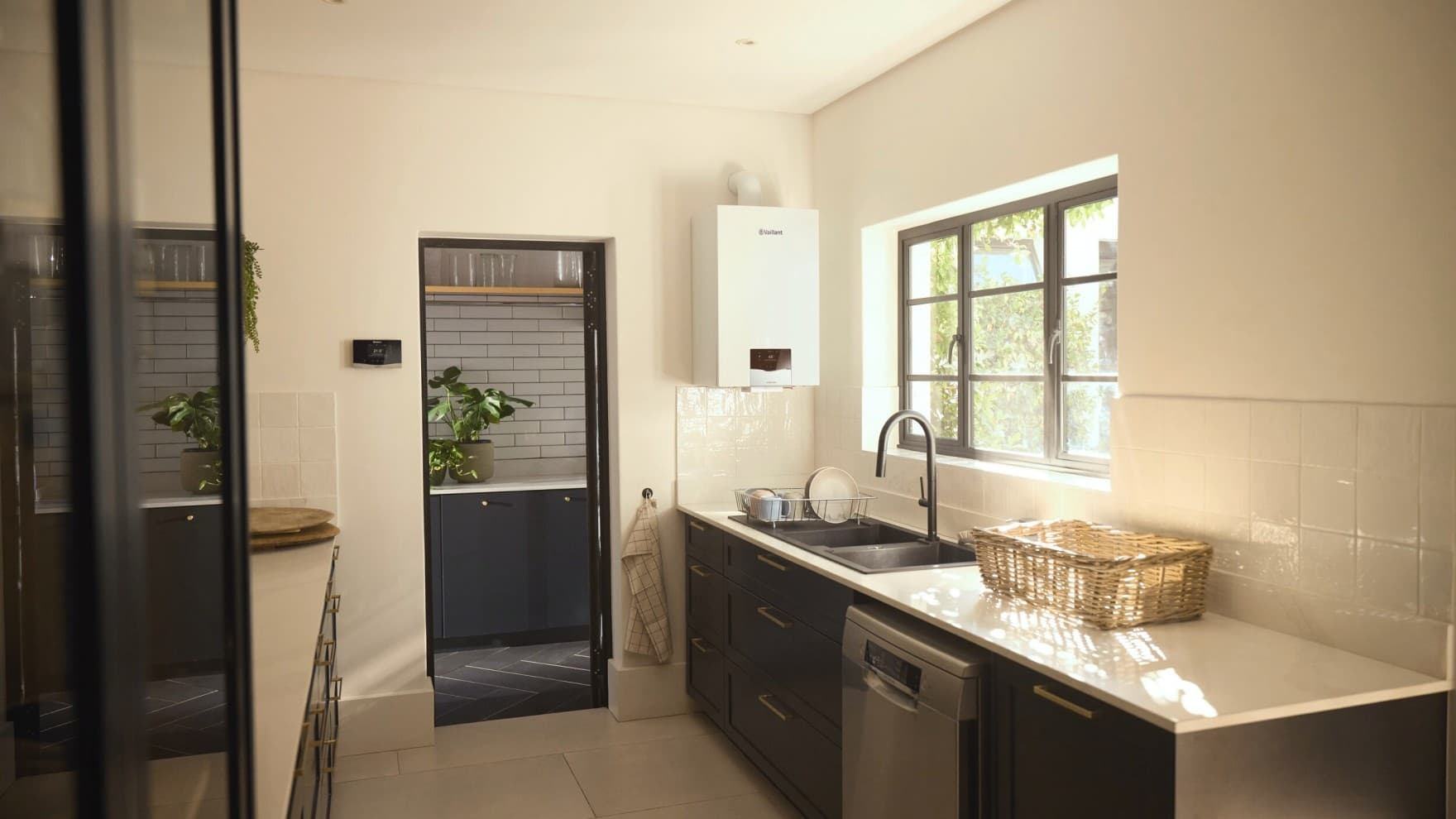 Wandhängendes Gas-Brennwertgerät ecoTEC plus von Vaillant in der hellen Küche einer Etagenwohnung