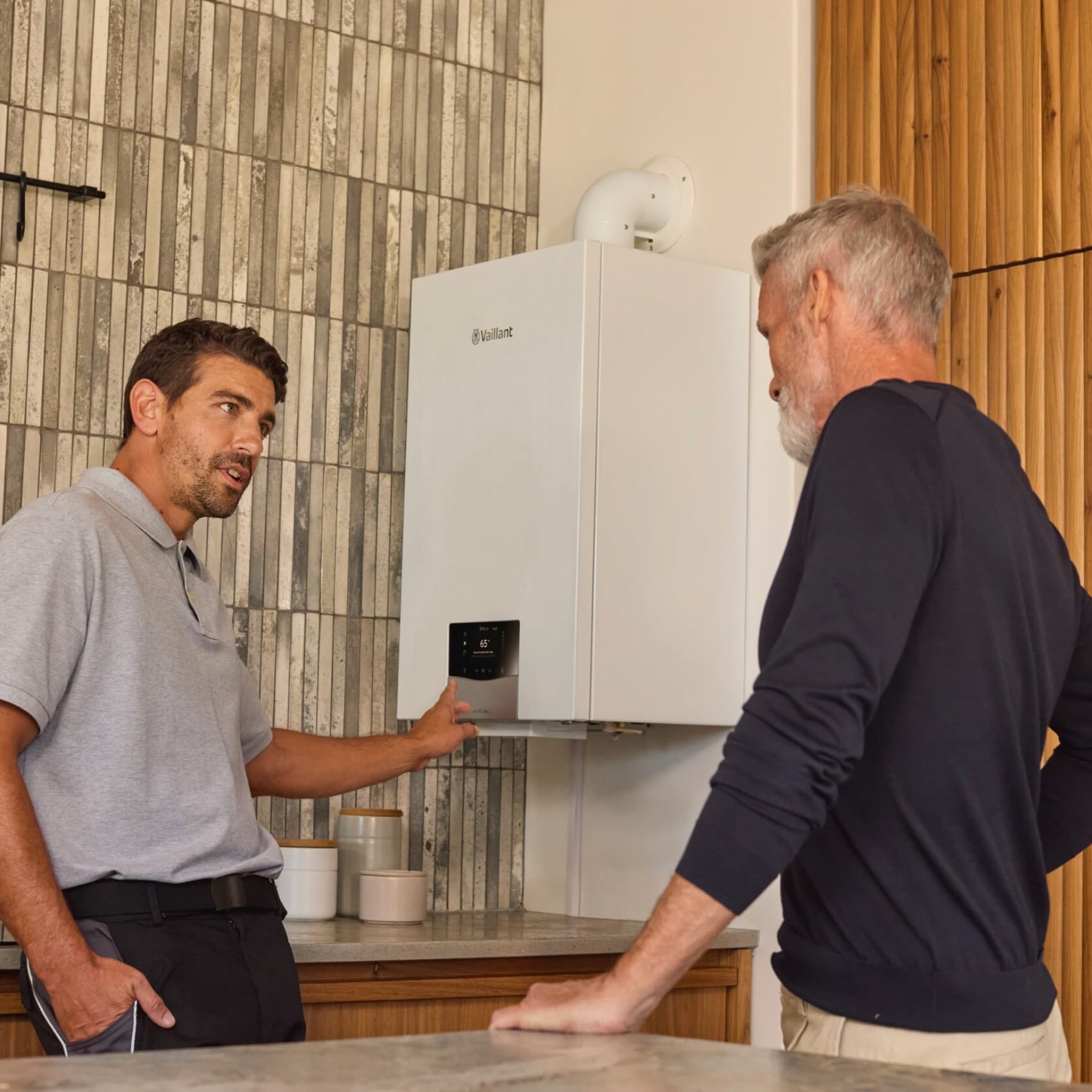 Kunde und Fachpartner vor einem Gasgerät