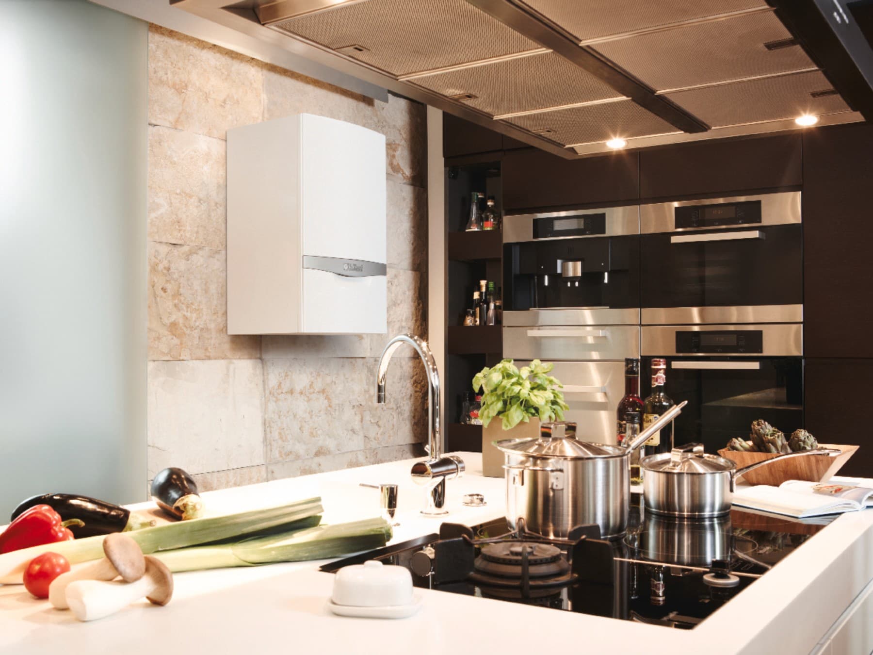 Eine Küche mit Vaillant Wandheizung.