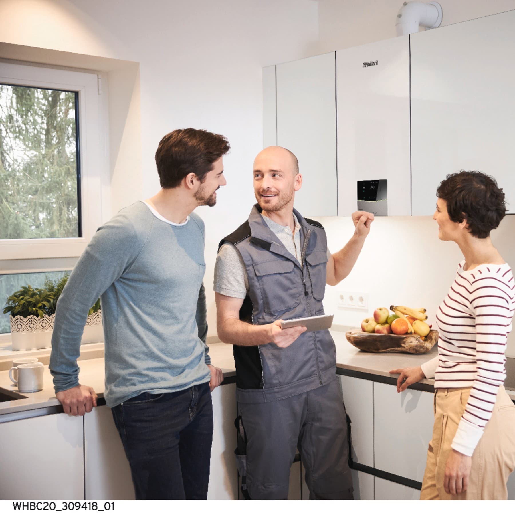 Techniker und Kunden an Heizungsgerät