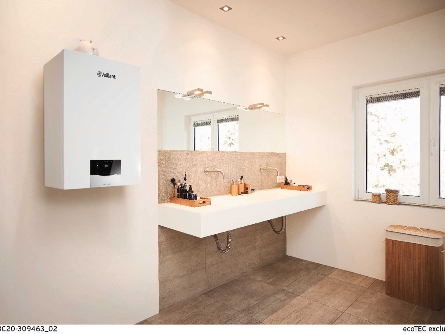 Wandhängendes Vaillant Gas-Brennwertgerät ecoTEC plus als Etagenheizung im Badezimmer.