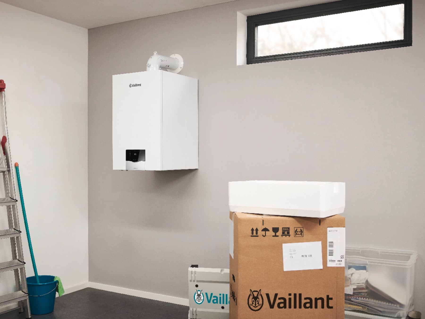 Gas-Bennwertgerät Vaillant ecoTEC plus mit integriertem Warmwasserspeicher hängt platzsparend im modernen Keller an der Wand.