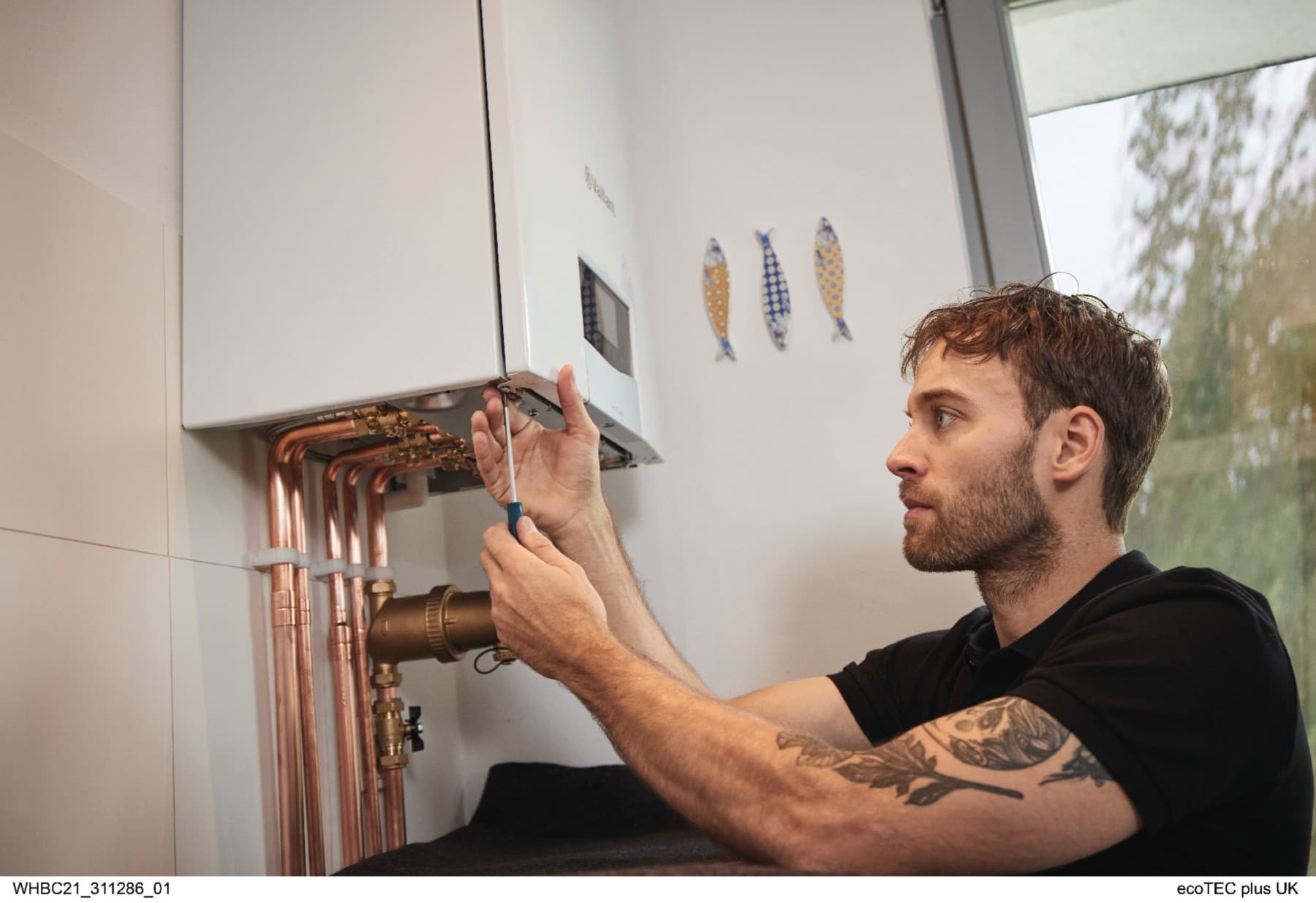 Ein Vaillant Fachhandwerker repariert eine Brennwertheizung.