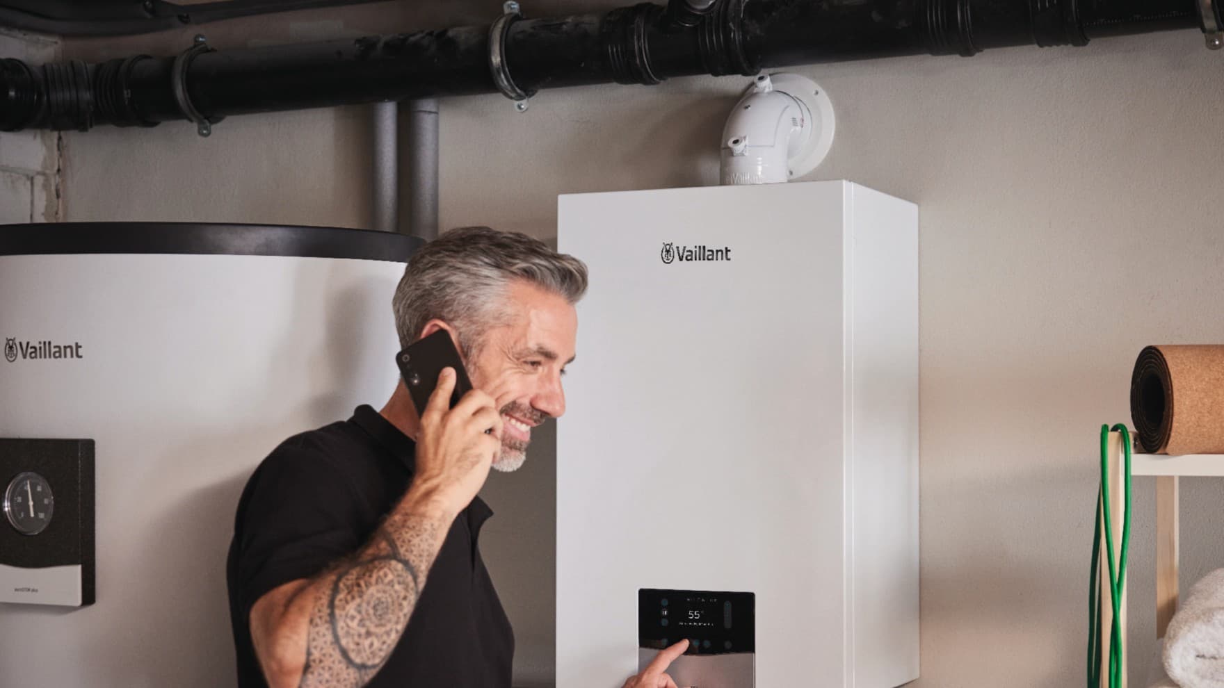 Mit den Testergebnissen zufriedener Fachhandwerker vor einem wandhängenden Gas-Brennwertgerät ecoTEC plus