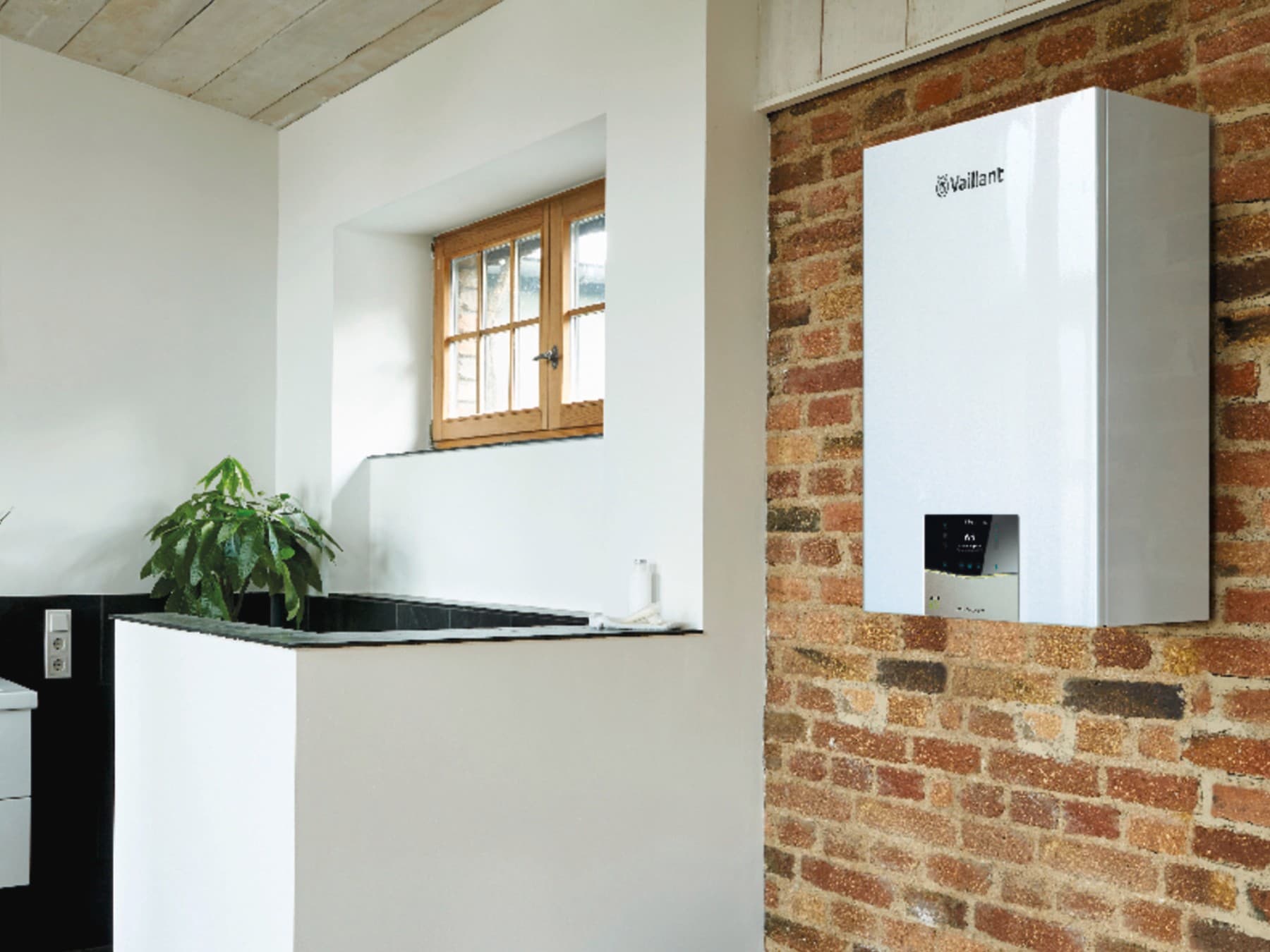 Eine Gasheizung von Vaillant hängt in einem modernen Badezimmer.