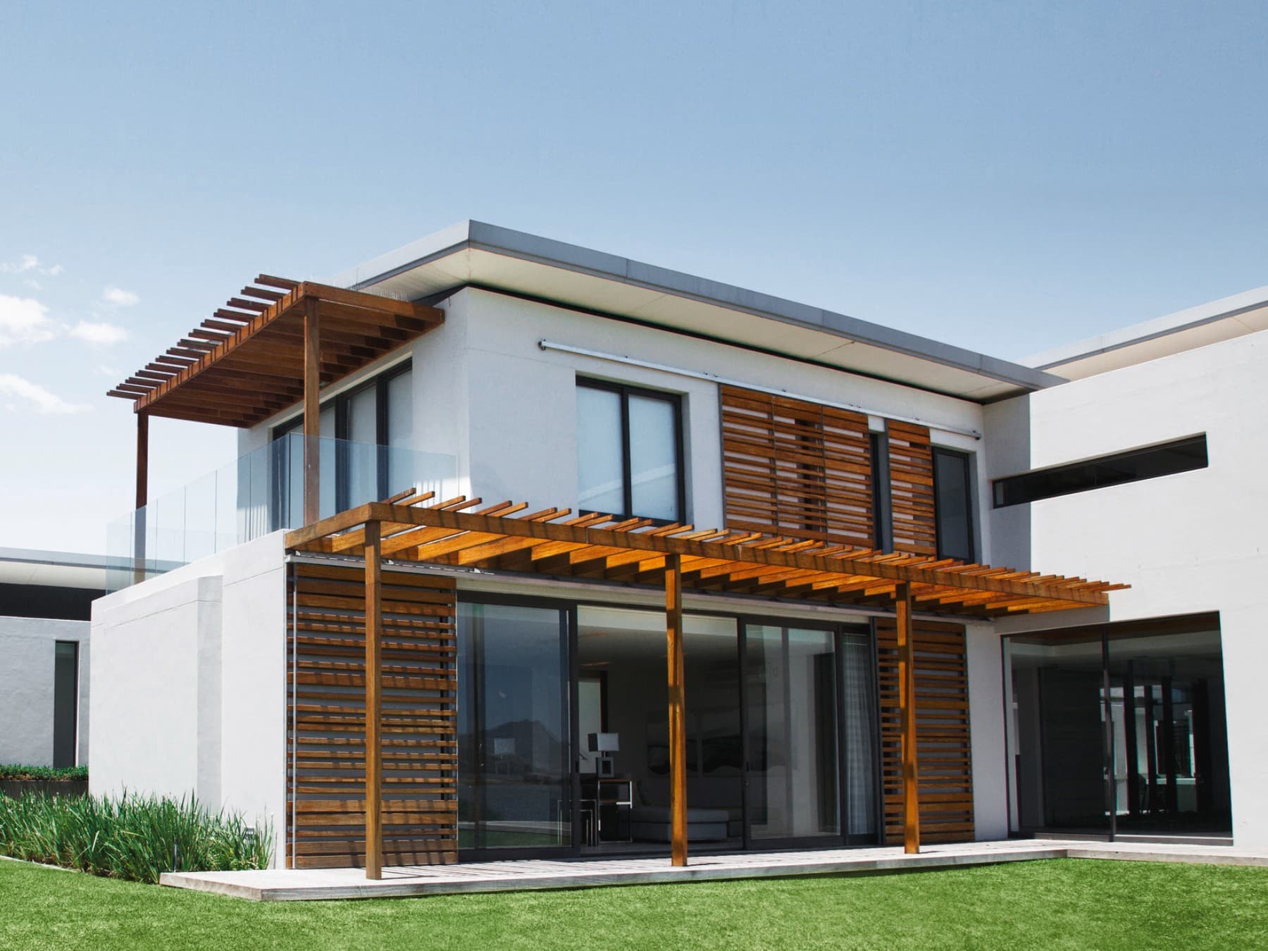 Blick auf ein neu gebautes Haus aus dem Garten