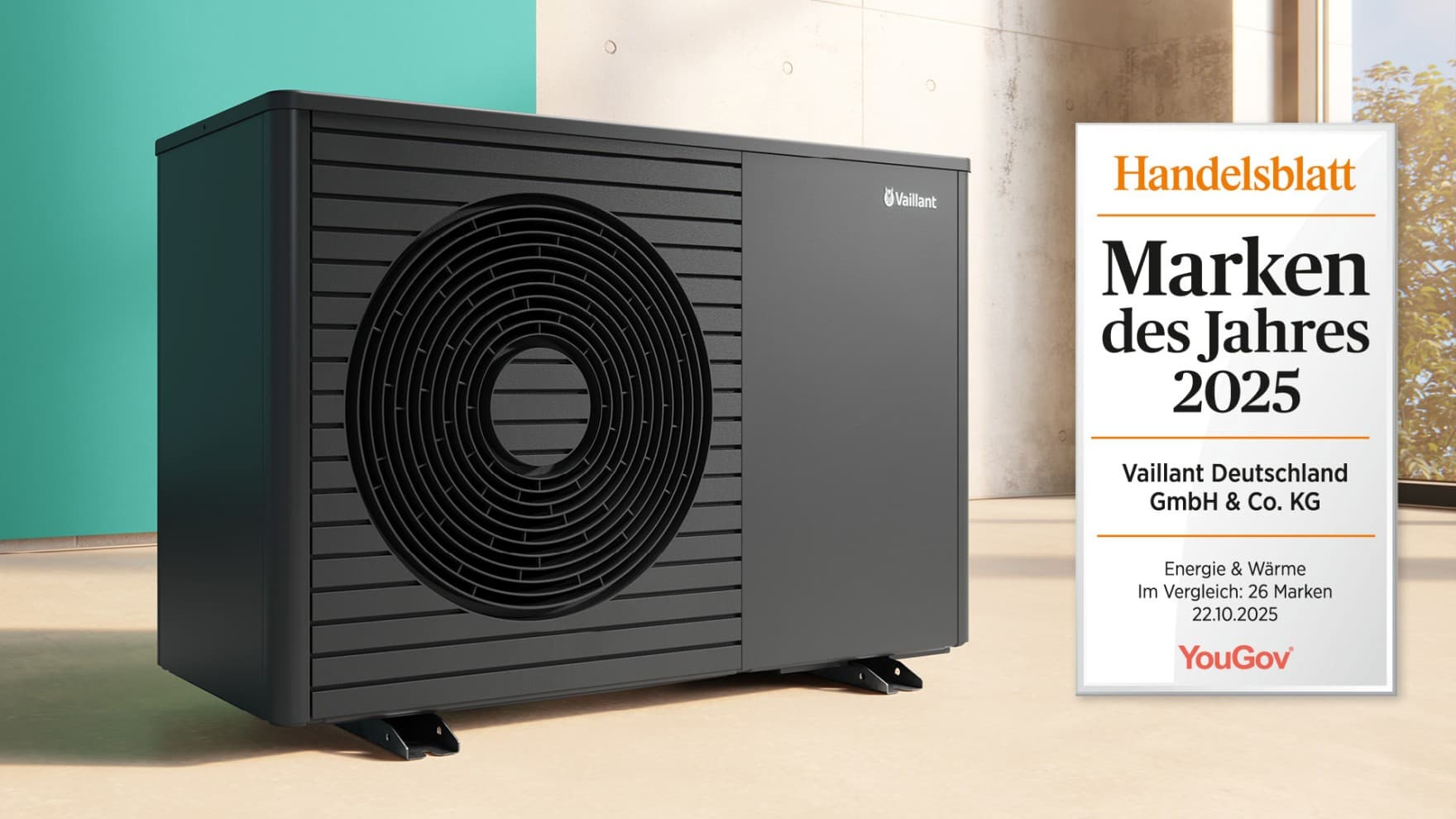 Wärmepumpe aroTHERM plus vor grünem Hintergrund mit Handelsblatt Signet "Marke des Jahres 2024"