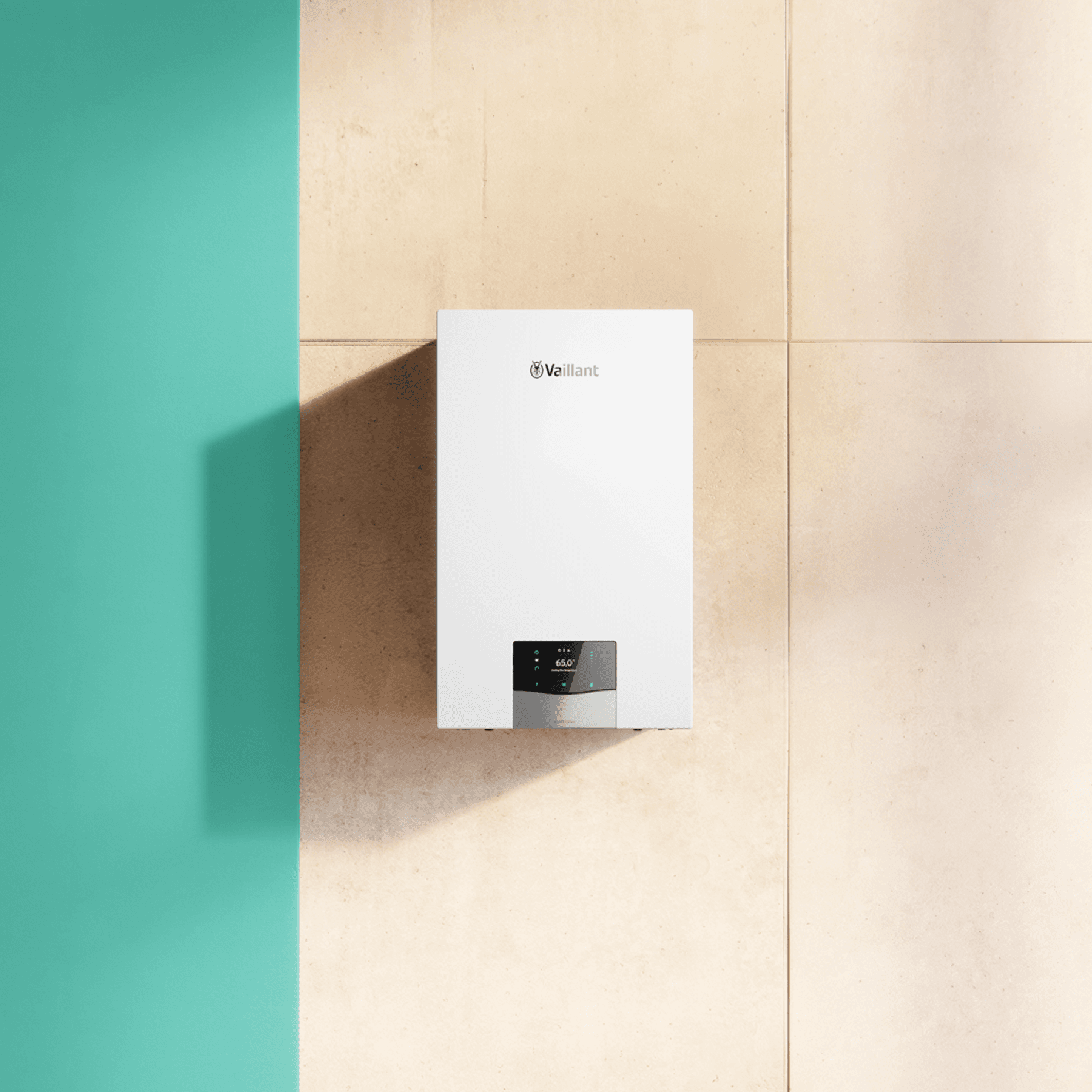 Hybridsystem bestehend aus aroTHERM plus Wärmepumpe und ecoTEC Gasbrennwertgerät vor grünem Hintergrund