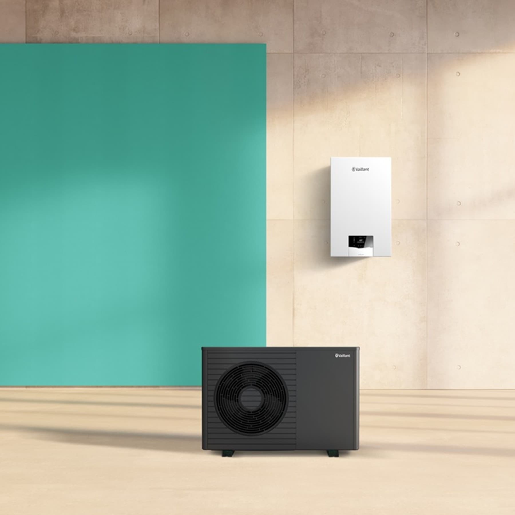 Hybridsystem bestehend aus aroTHERM plus Wärmepumpe und ecoTEC plus Gas Brennwertgerät vor grünem Hintergrund