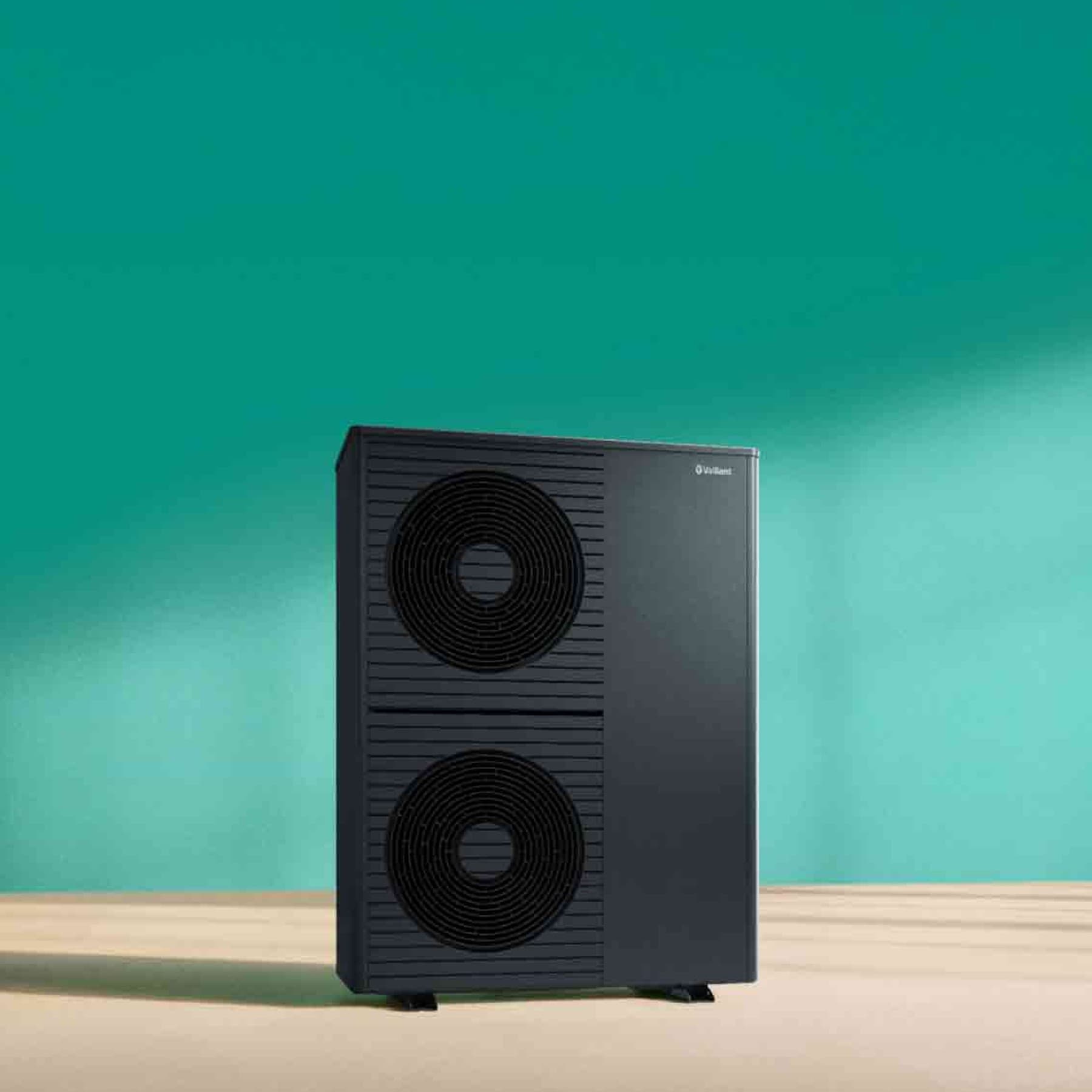 Doppelstöckige aroTHERM plus Wärmepumpe vor grünem Hintergrund mit Stitung Warentest Siegel mit der Note 2,3.