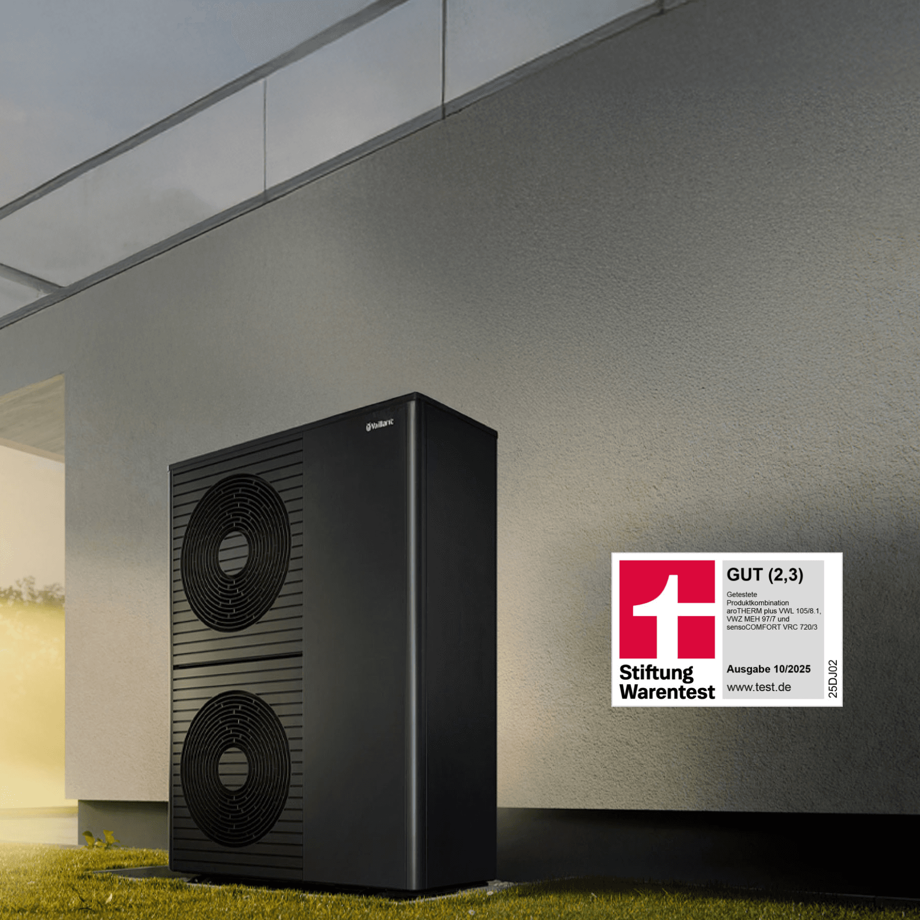 Doppelstöckige Wärmepumpe aroTHERM plus vor Hauswand mit StiWa Siegel Note 2,3